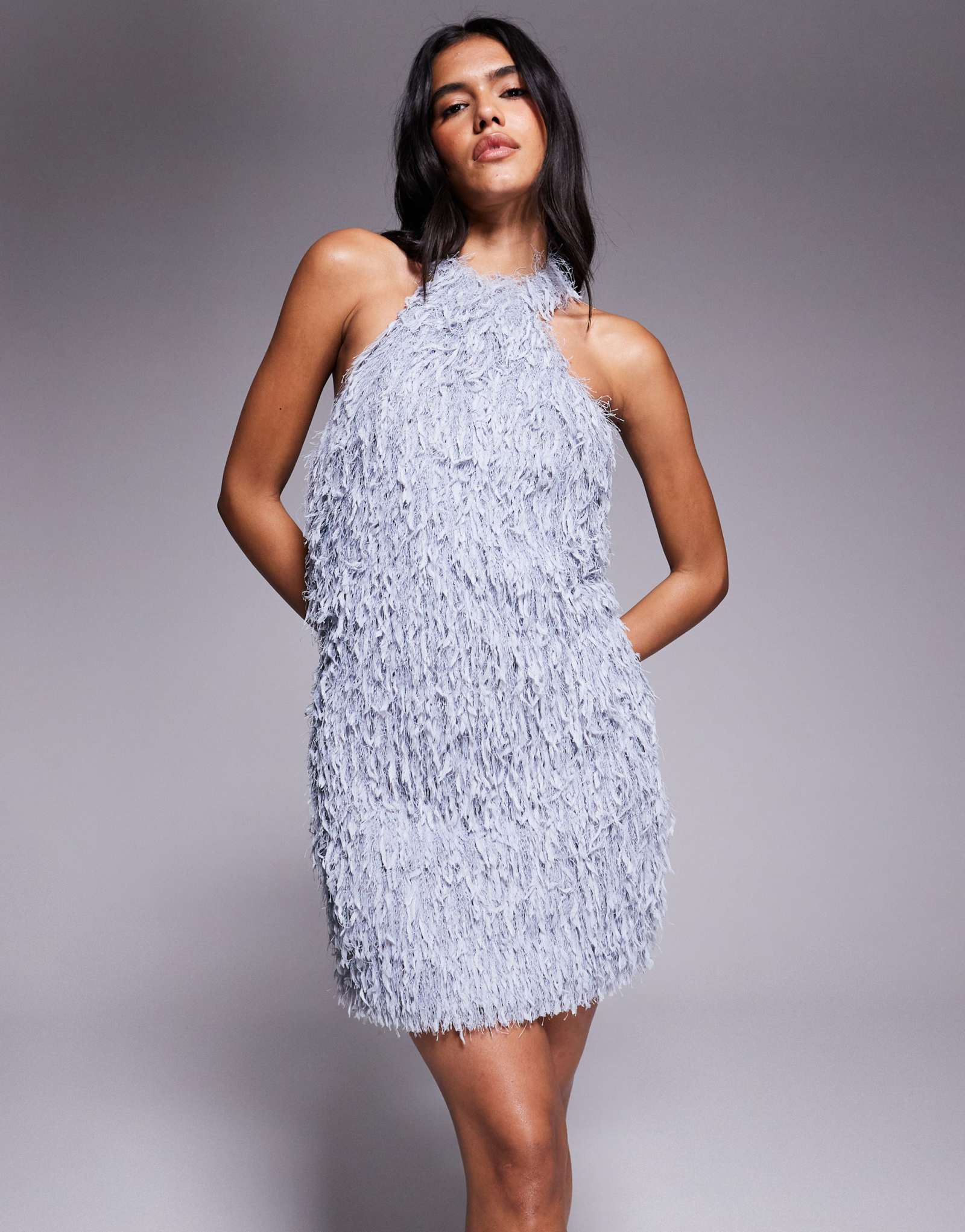 Голубое мини-платье с открытой спиной из искусственного меха цвета измученной розы