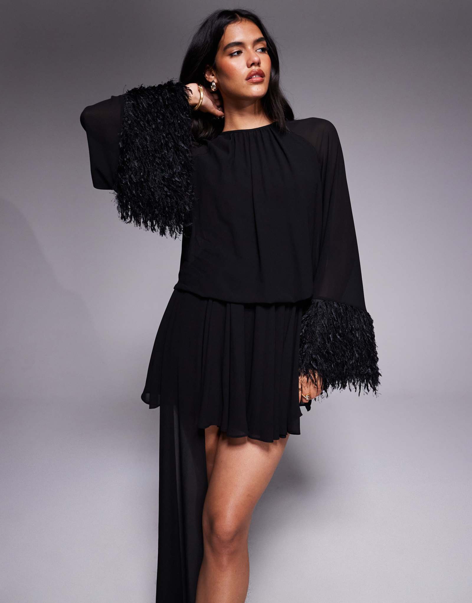 Мини-платье с драпировкой на манжетах из искусственного меха цвета 