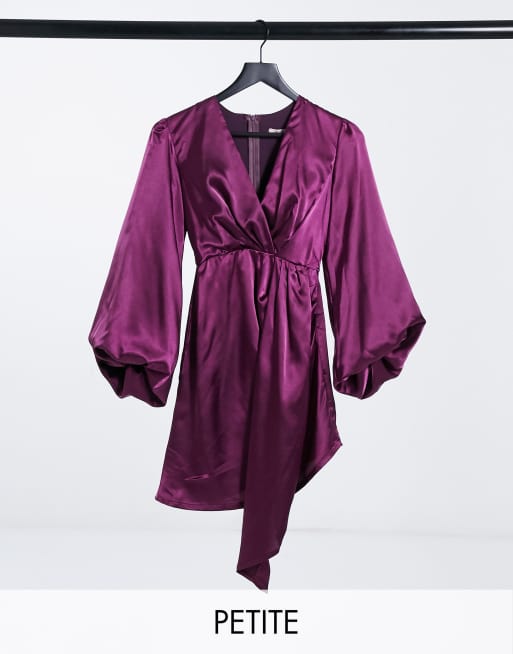 Jaded Rose Petite – Exklusives Minikleid in Pflaume aus Satin mit tiefem Ausschnitt, Ballonärmeln und Schleppendetail