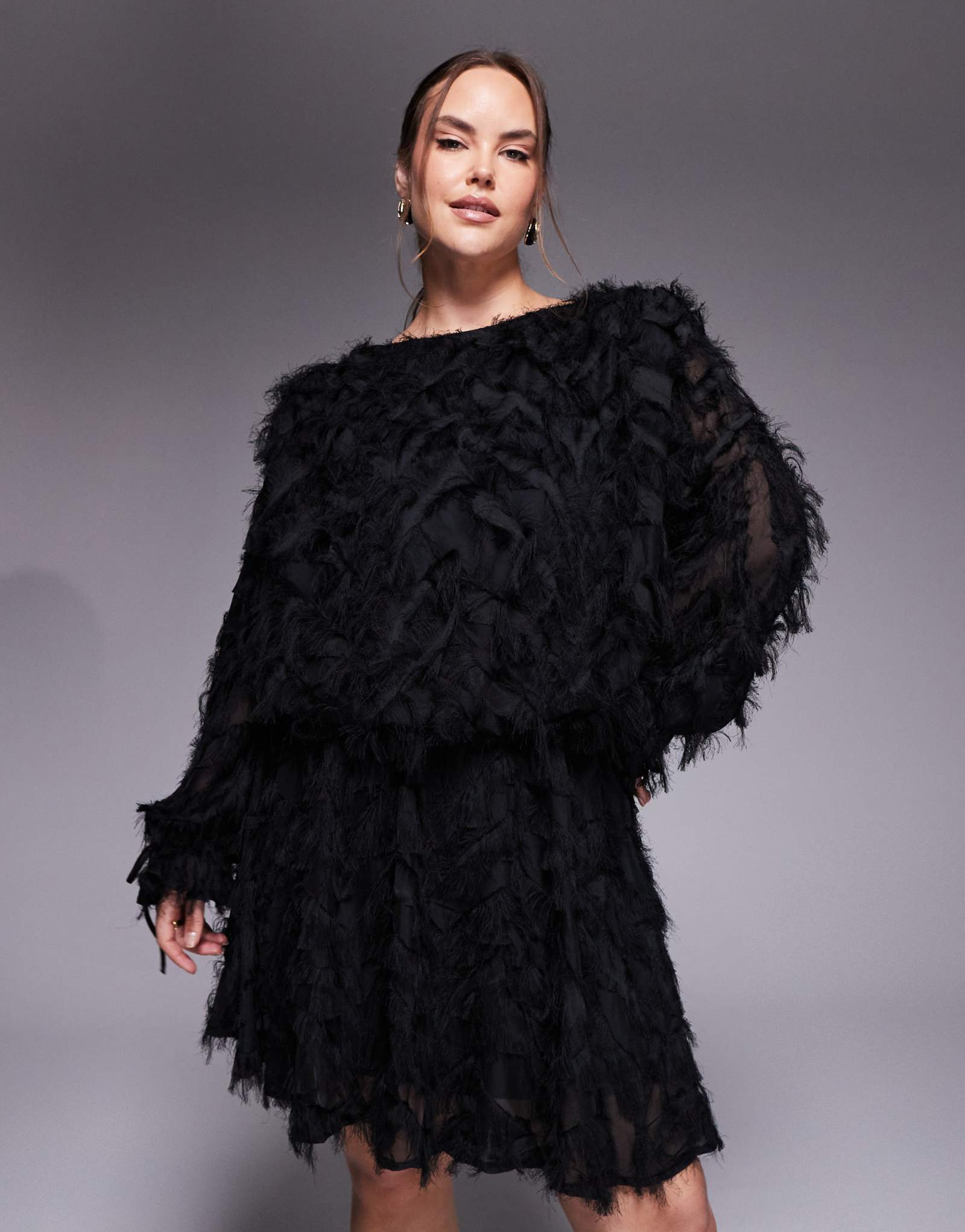 Мини-платье из пресыщенной розы и искусственных перьев черного цвета