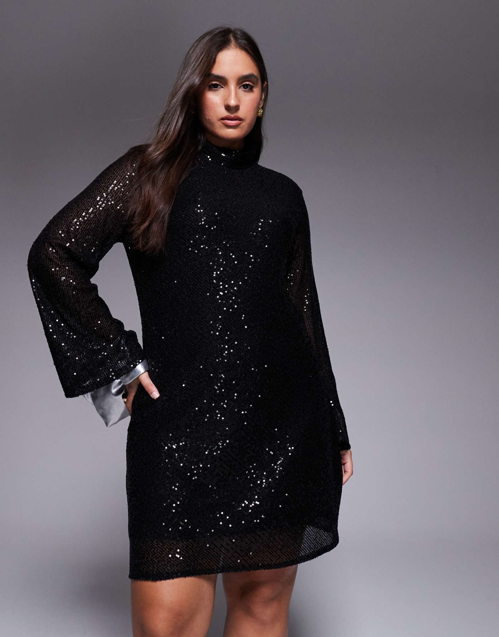 Мини-платье черного цвета с блестками 