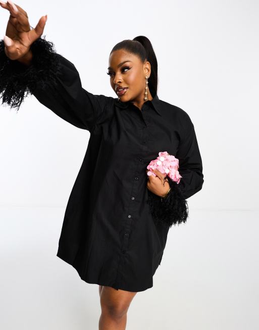 Jaded Rose Plus – Mini-Hemdkleid in Schwarz mit Bündchen aus Kunstfedern
