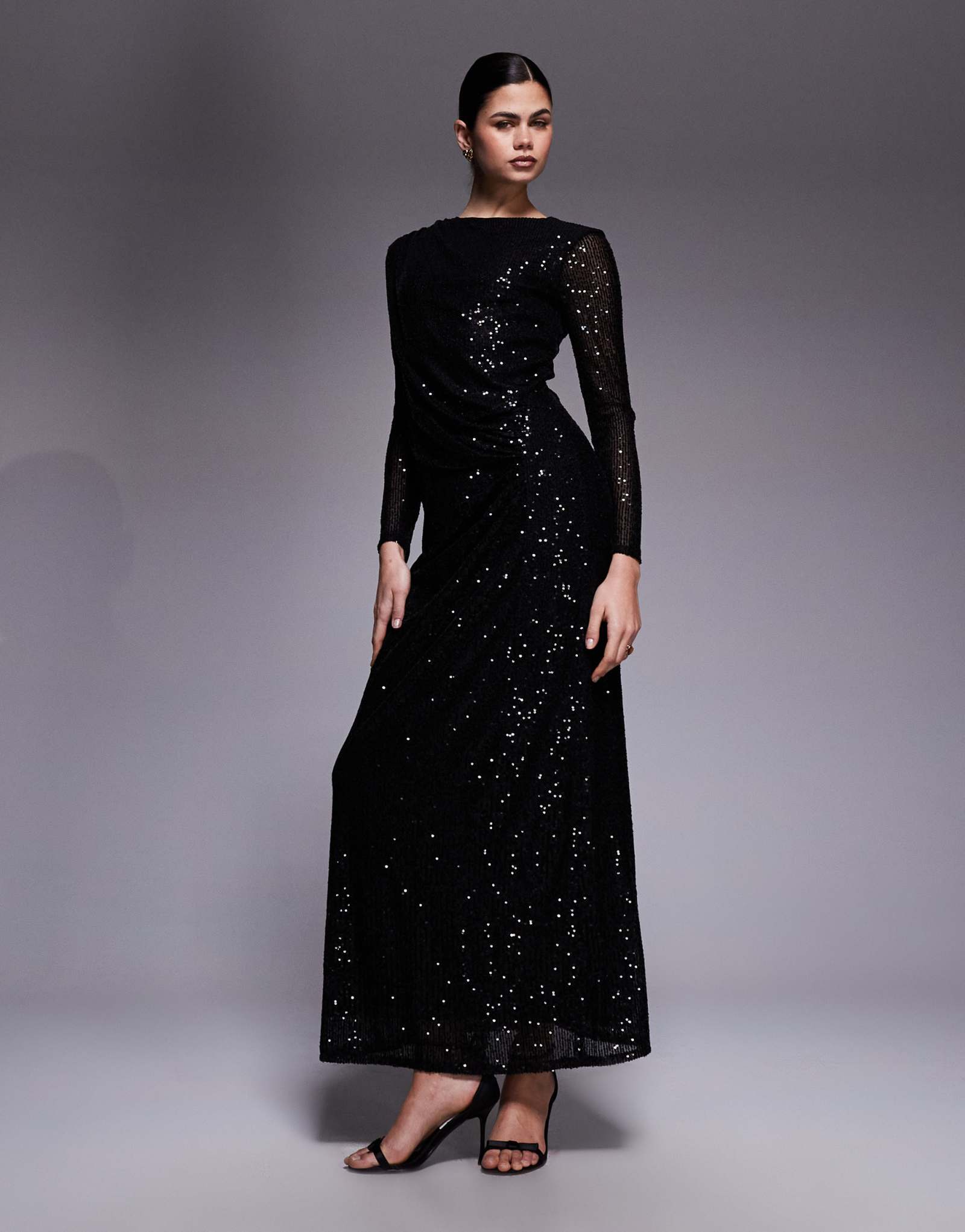 Скромное макси-платье с пайетками цвета пресыщенной розы и рюшами черного цвета