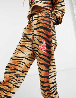 Jagger \u0026 Stone - Ruimvallende joggingbroek met logo in tijgerprint, co-ord  set | ASOS