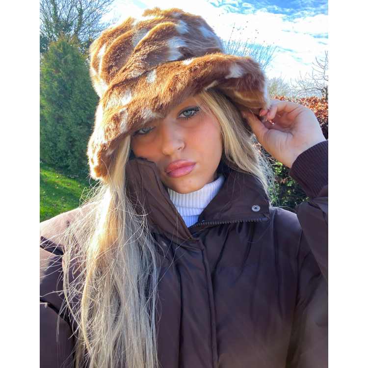 Jakke hattie faux fur bucket hat in bambi print