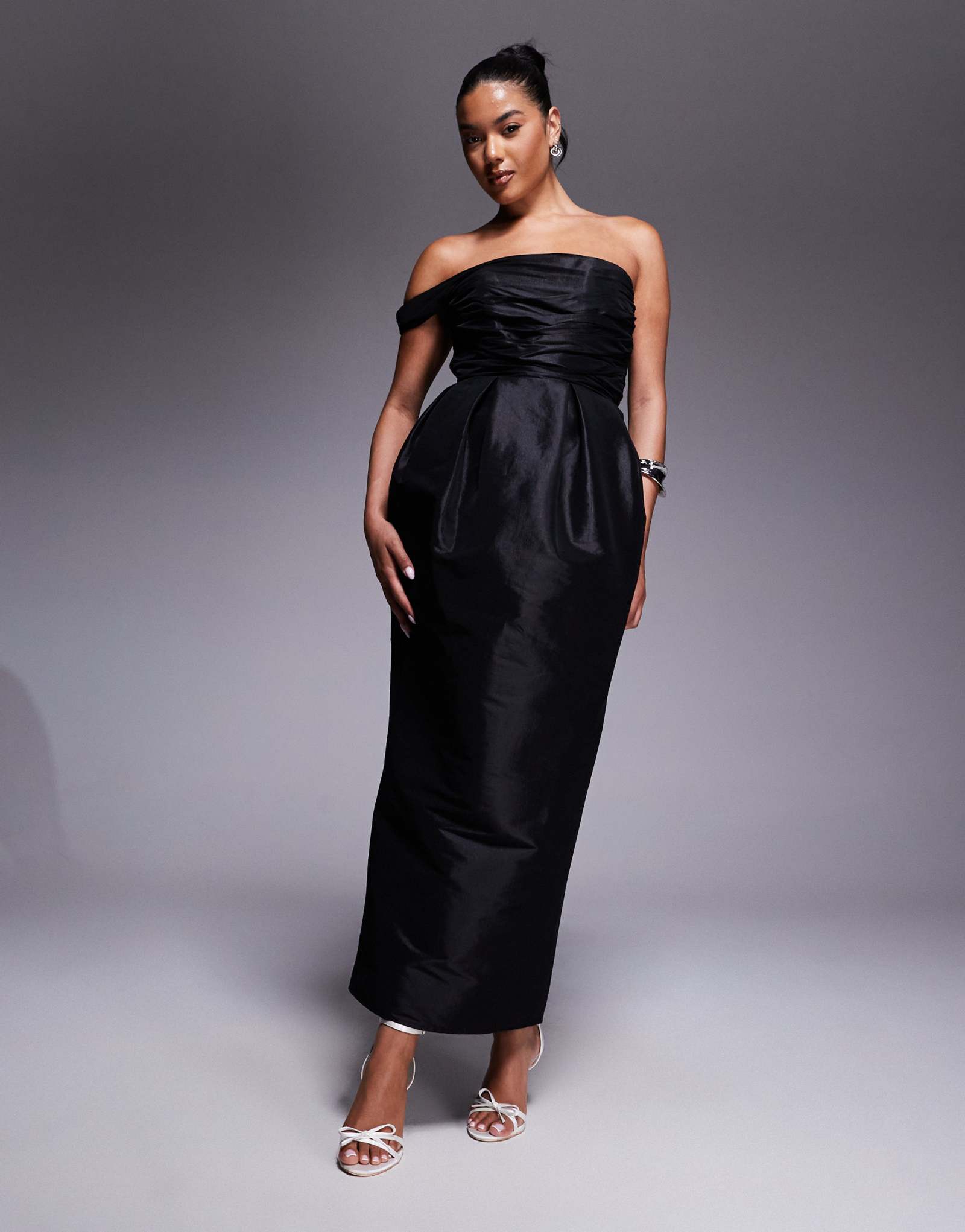 Структурированное асимметричное макси-платье с открытыми плечами от Jarlo черного цвета  