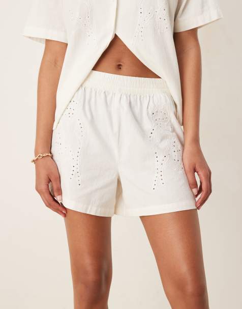 JDY - Afslappede hvide shorts med broderie anglaise - Del af sæt - view 1