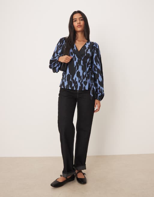 JDY - Blouse met overslag en abstracte print in blauw en zwart, 2 van 4