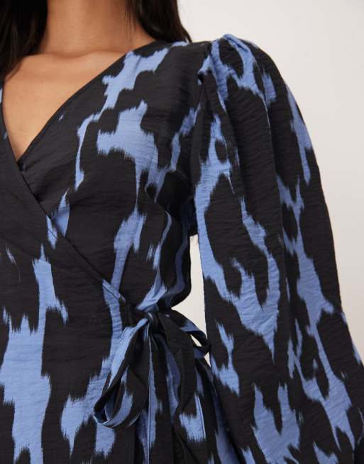 JDY - Blouse met overslag en abstracte print in blauw en zwart, 3 van 4