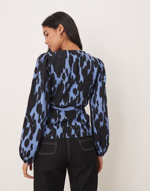 JDY - Blouse met overslag en abstracte print in blauw en zwart, 4 van 4