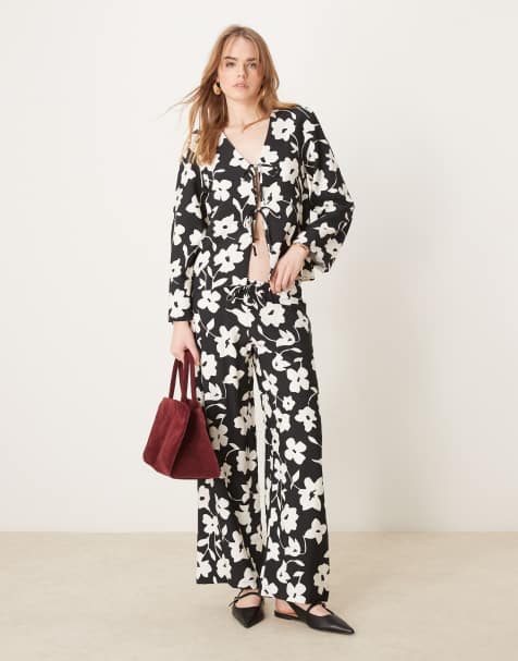 JDY - Broek met wijde pijpen en bloemenprint in zwart, deel van co-ord set - view 1