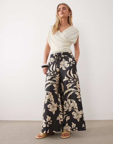 JDY - Broek met wijde pijpen in zwart met crèmekleurige bloemenprint - view 1