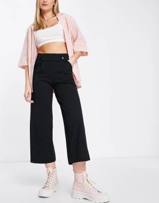 JDY button detail cropped culottes in black