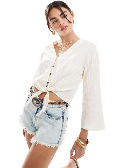 JDY - Camicia crema allacciata sul davanti con scollo a V