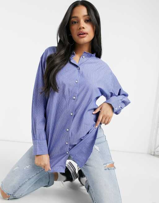 JDY - Chemise style casual à col grand-père, volants et fines rayures - Bleu