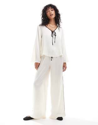 contrast detail satin midi pants set in cream-White