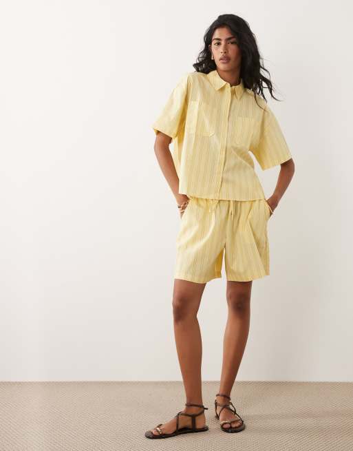 JDY- Coordinato giallo a righe con pantaloncini a vita media e camicia a maniche corte