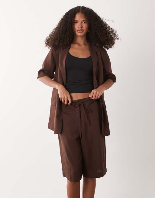 JDY - Coordinato sartoriale in misto lino marrone con bermuda e blazer a maniche corte