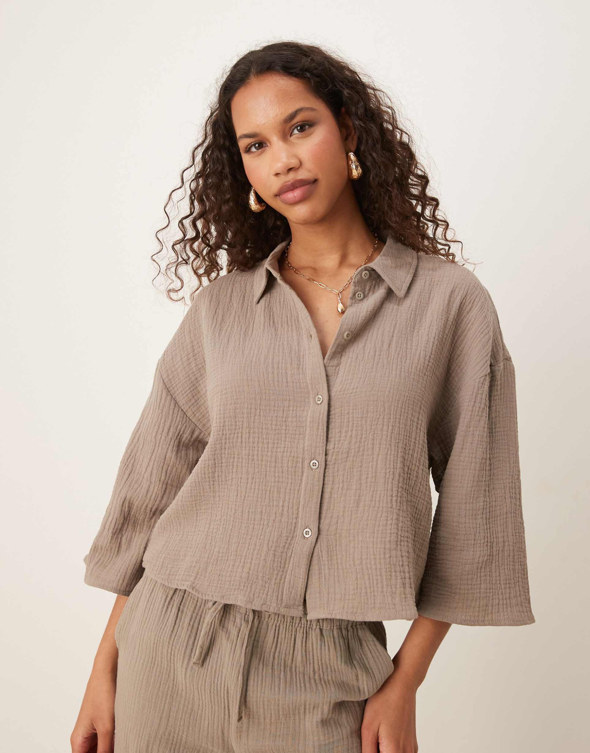 jdy cropped cheesecloth shirt in light brown - part of a set