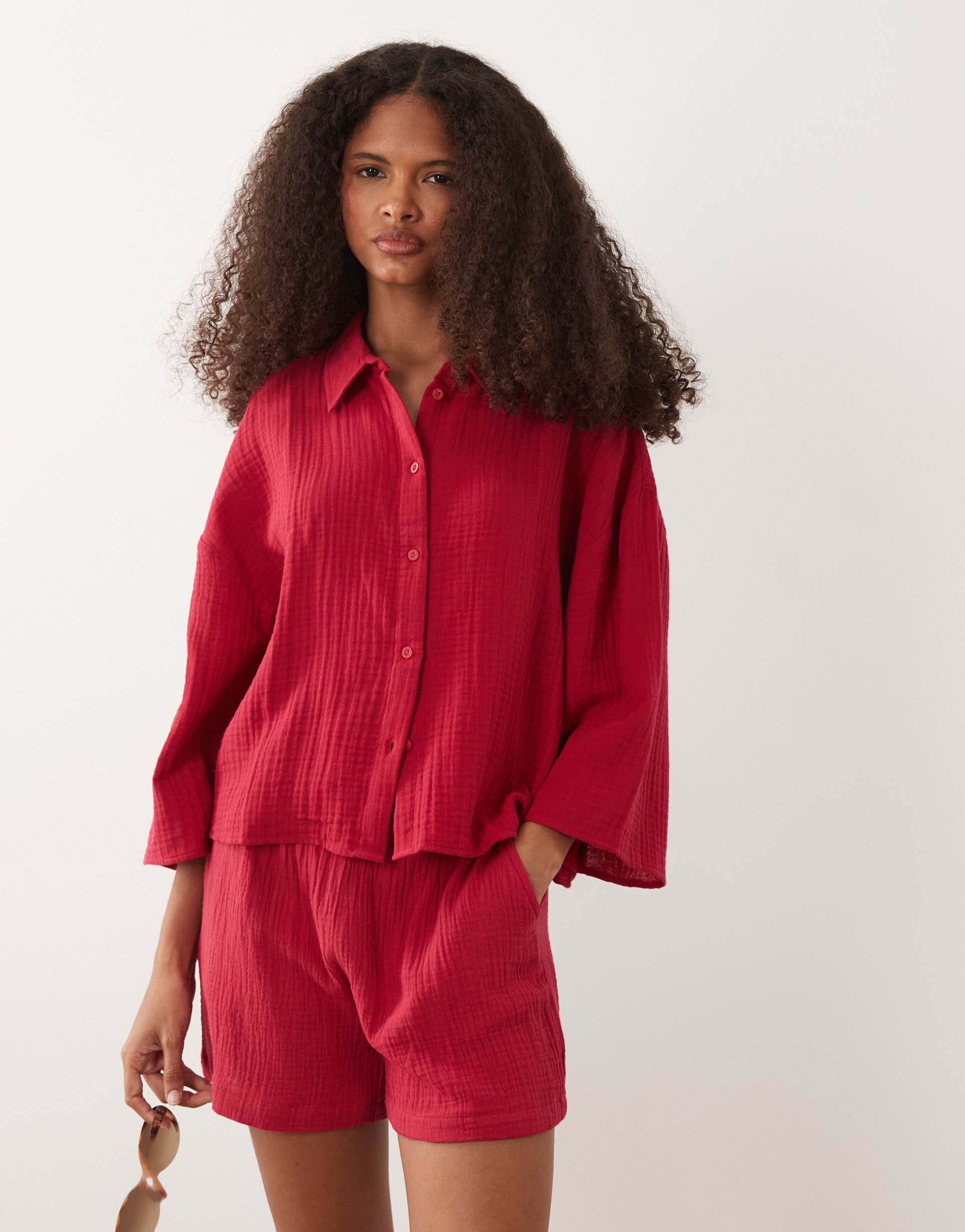 jdy cropped cheesecloth shirt in red - part of a set