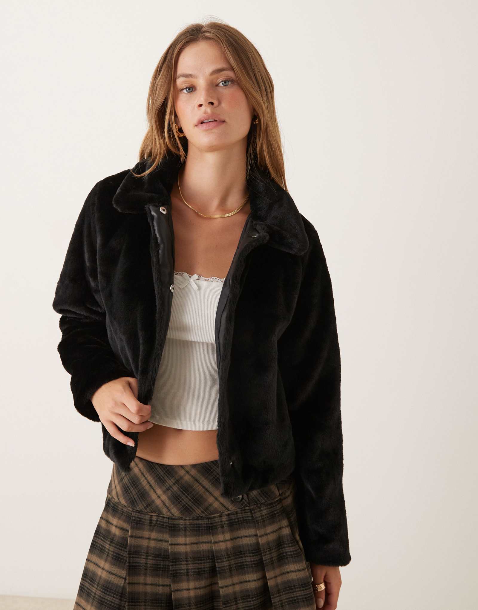 Укороченная куртка из искусственного меха JDY черного цвета с воротником-стойкой