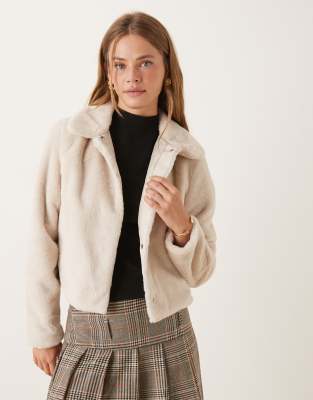 JDY - Cropped-Jacke aus Kunstpelz in Creme-Weiß