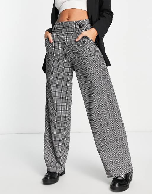 JDY – Dad-Hose mit Knopfdetail und weitem Bein in Schwarz-Weiß kariert