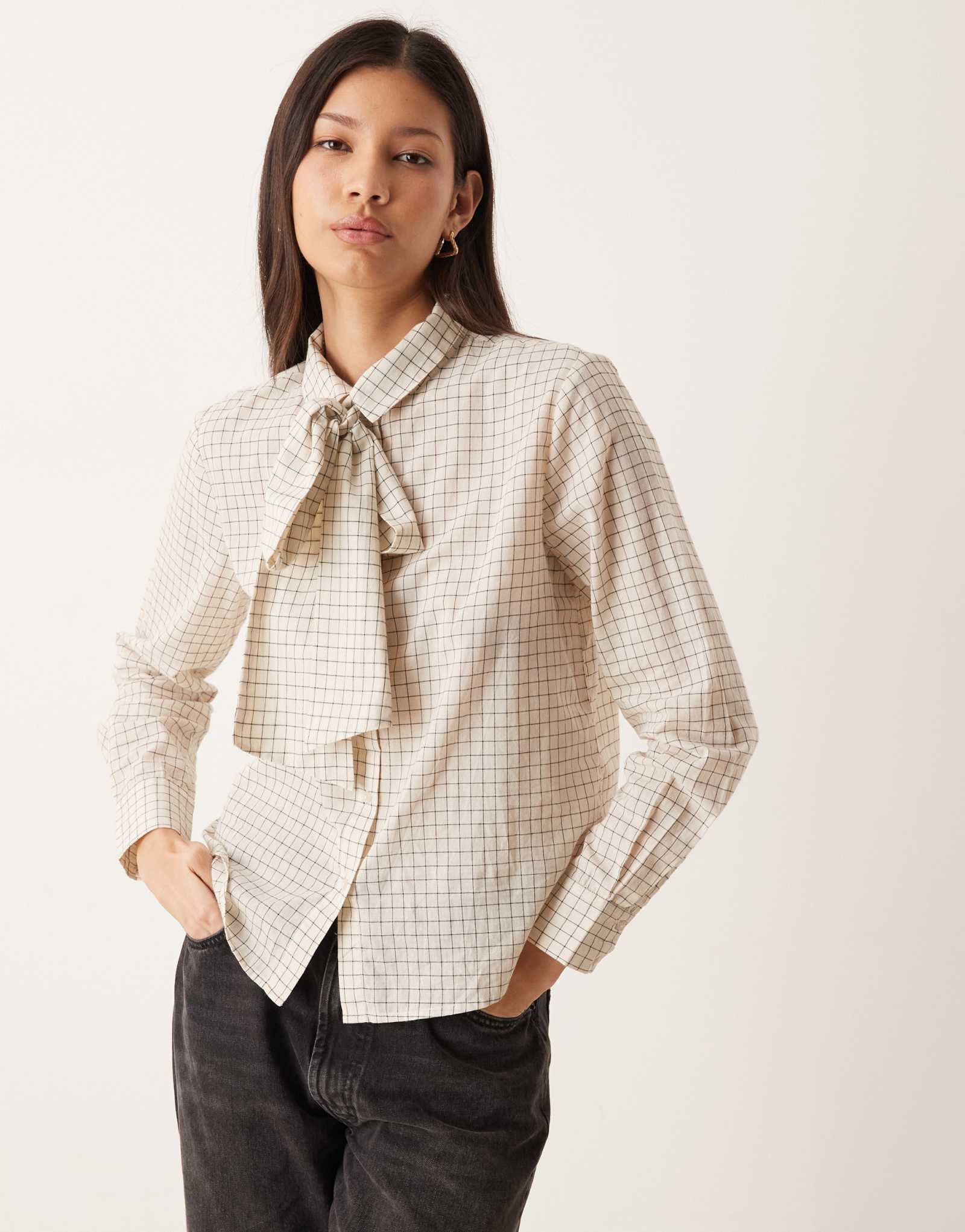 Отстегивающаяся рубашка JDY pussybow в кремовую клетку