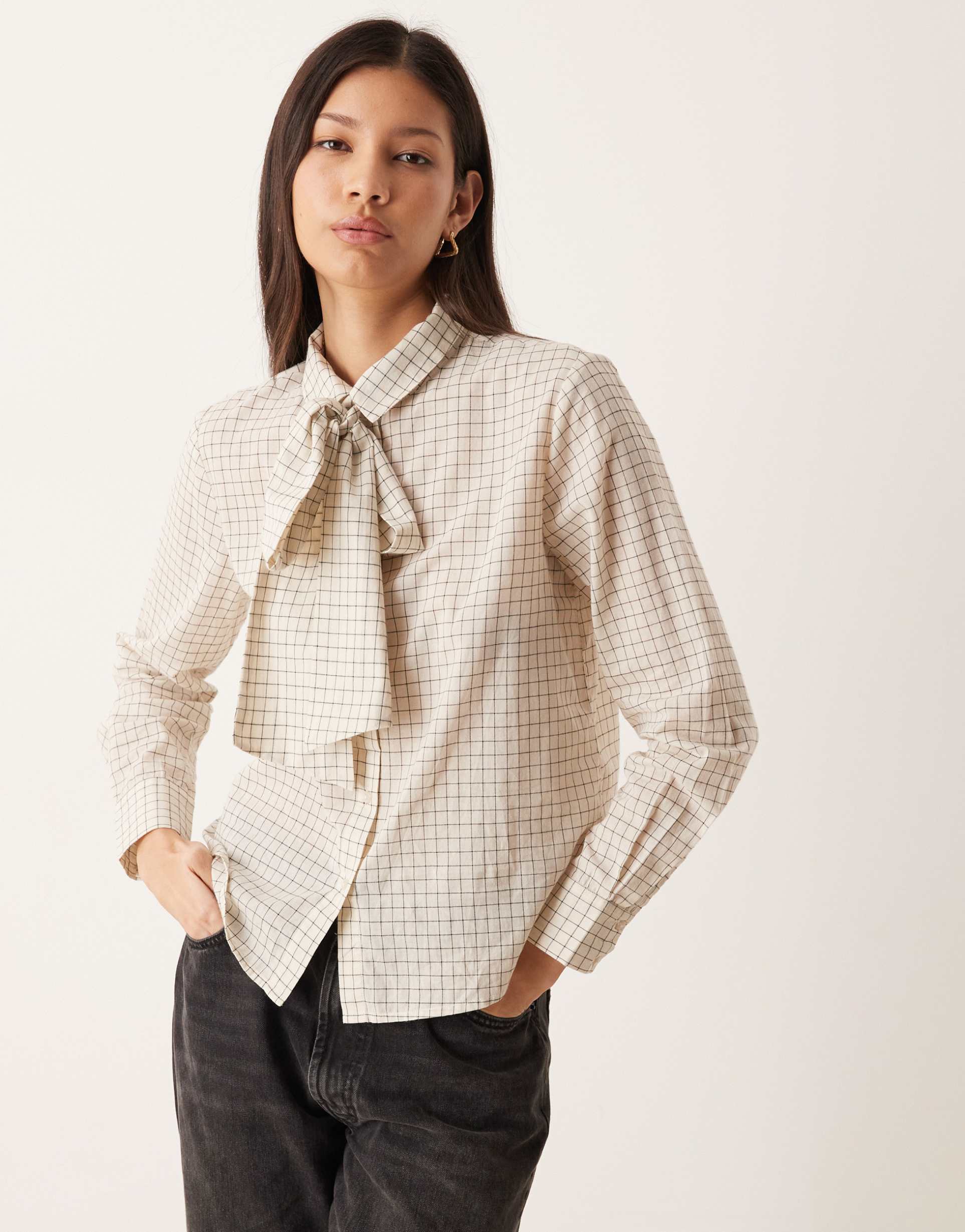 jdy detachable pussybow shirt in cream plaid
