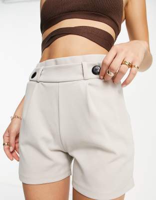 JDY - Elegante Shorts in Grau mit Knopfdetail