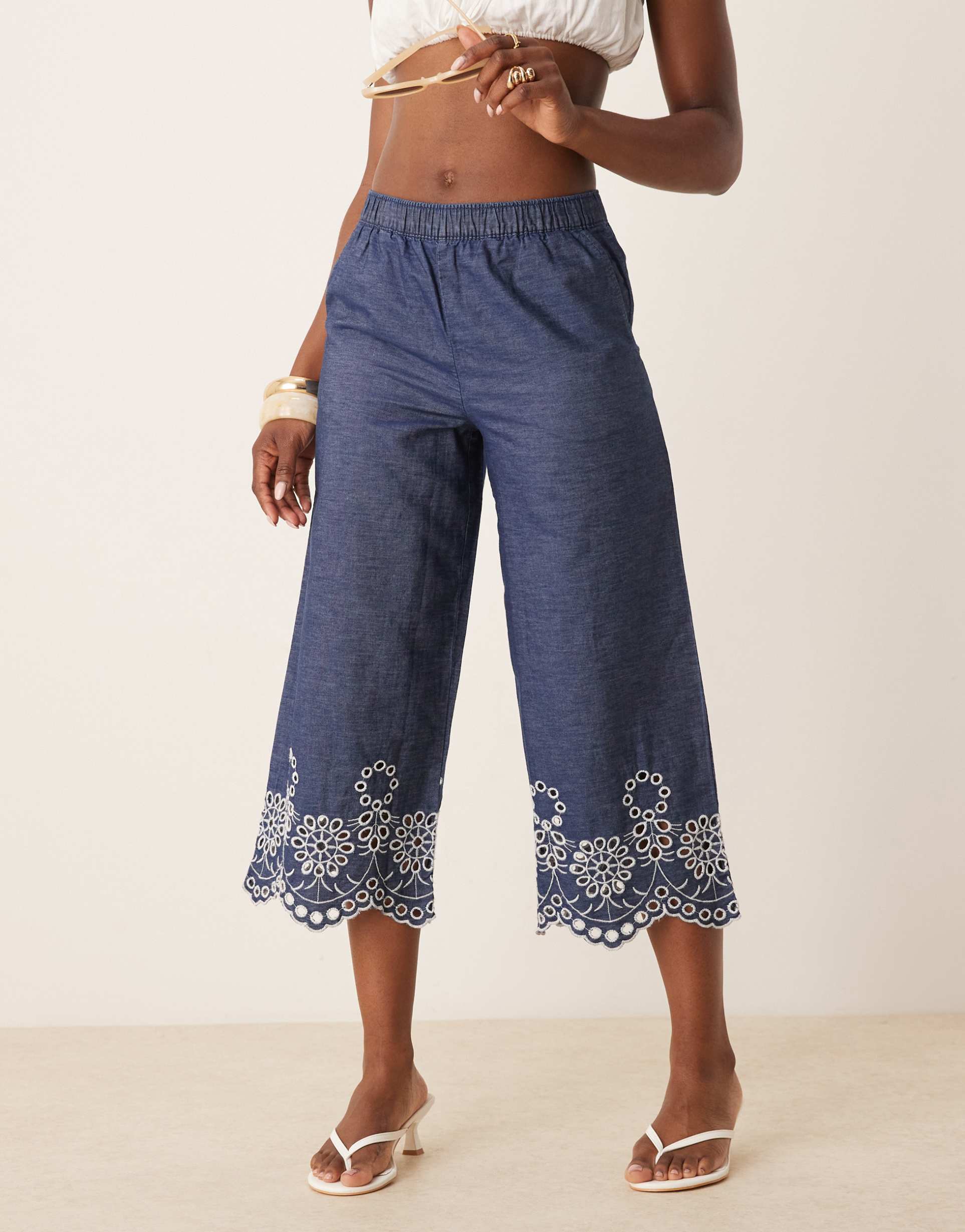 jdy embroidery detail cropped pants in mid blue wash