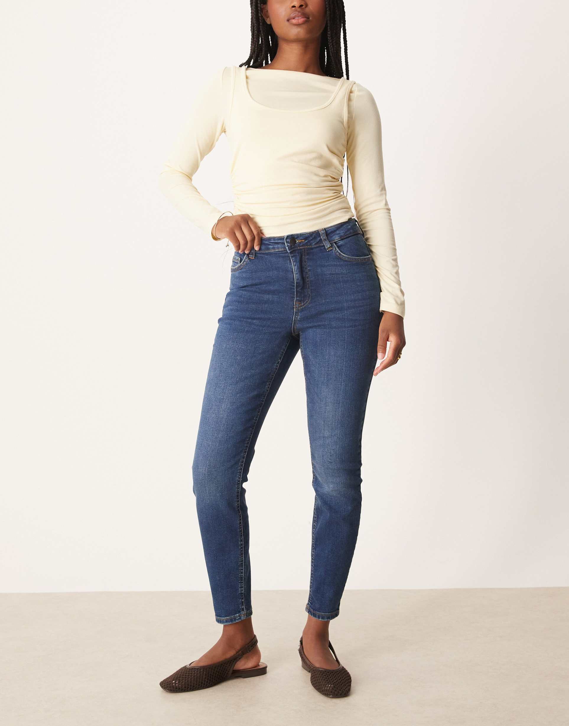 jdy fina ankle length skinny jeans in mid blue denim