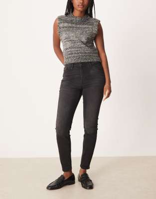 Fina - Jeans mit engem Schnitt in Schwarz Schwarz L L30