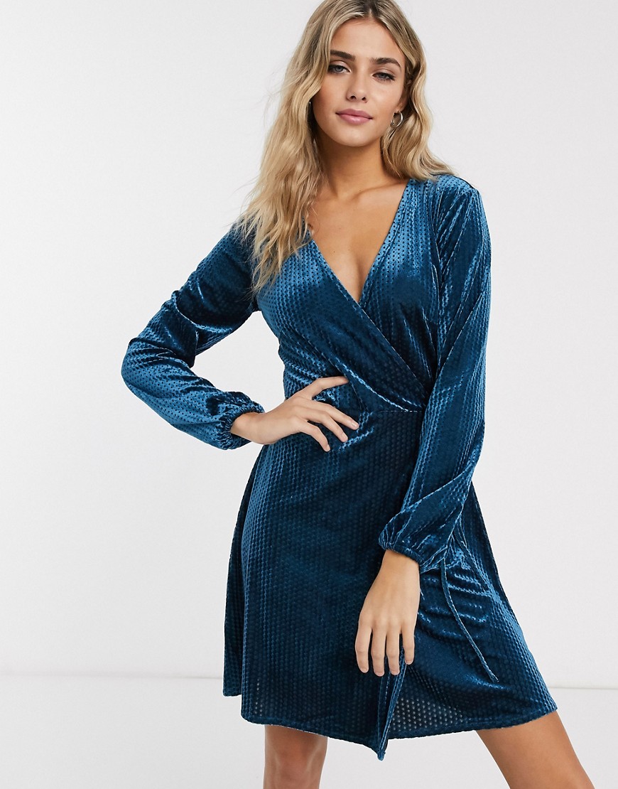 JDY - Fluwelen jurk met overslag en textuur in blauw