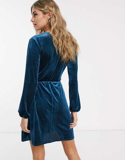 Nat bedriegen Sandy JDY - Fluwelen jurk met overslag en textuur in blauw | ASOS