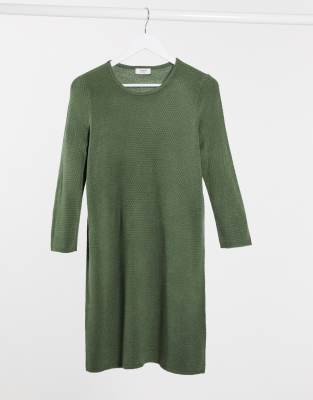 dark green clothes