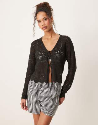 JDY - Gehäkelte Strickjacke in Schwarz mit gebundener Vorderseite