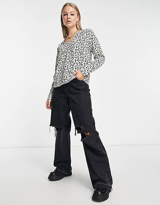 JDY – Gepunktete Bluse in Schwarz-Weiß mit V-Ausschnitt | ASOS