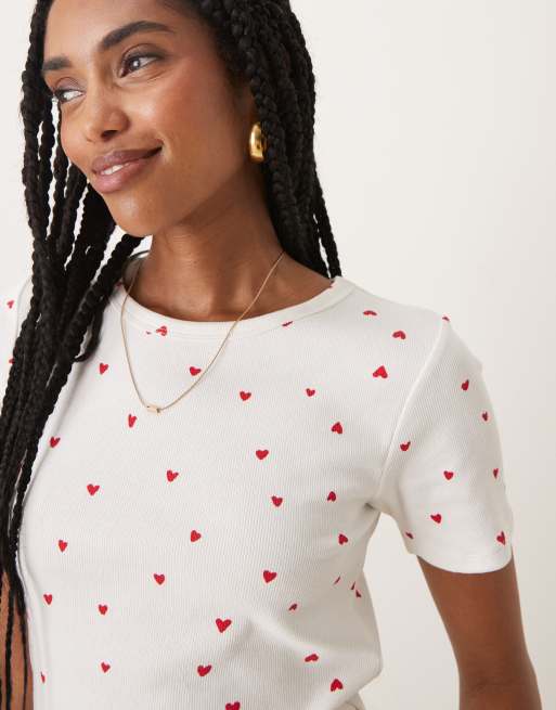 JDY – Geripptes T-Shirt in Weiß mit rotem Herzmuster, 3 von 4
