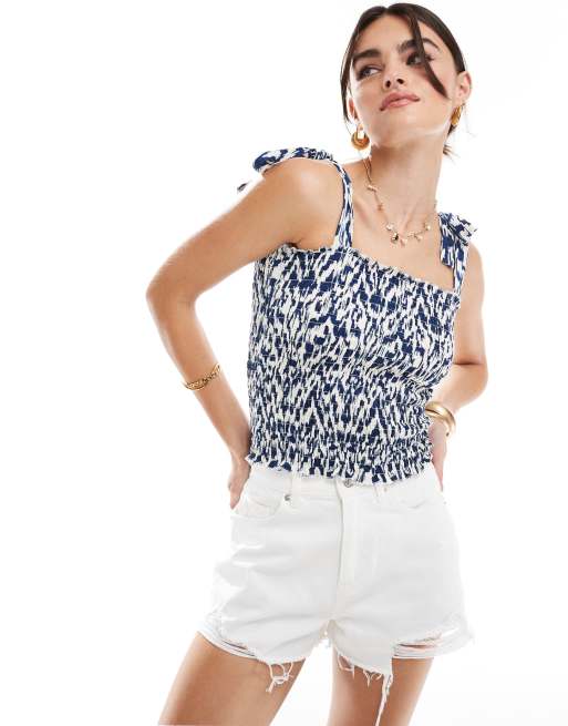 JDY - Gesmokte aangerimpelde top met strikbandjes in wit en blauw