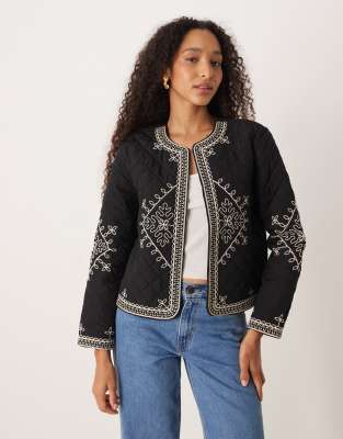 JDY - Gesteppte Jacke in Schwarz mit gesticktem Detail