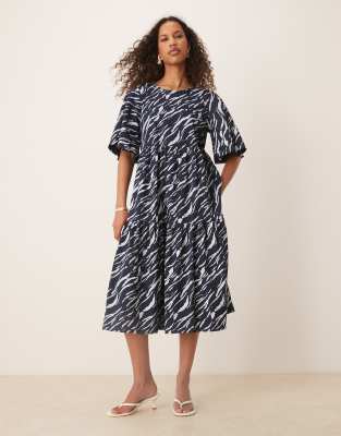 JDY - Gestuftes, kurzärmliges Midikleid in Marineblau mit Zebramuster