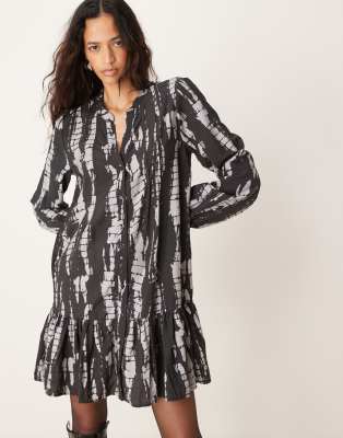 jdy graphic print mini smock dress in black