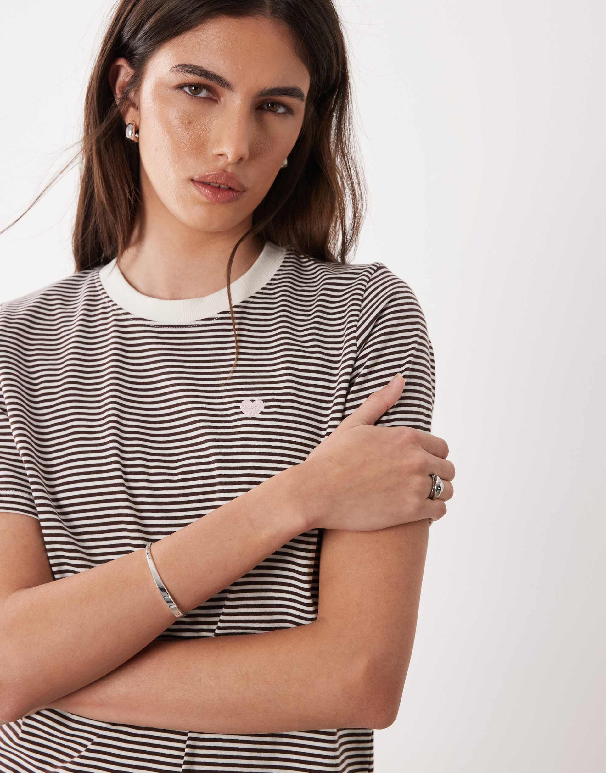 jdy heart print t-shirt in brown