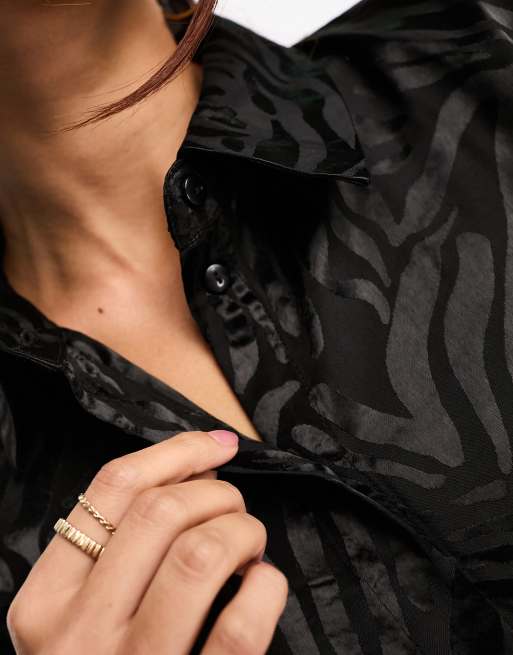 JDY – Hemdbluse aus schwarzem Jacquard-Satin mit Zebramuster, 3 von 4