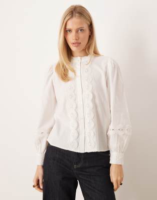 JDY - Hemdbluse in Weiß mit Lochstickerei