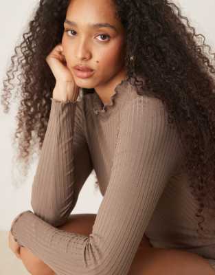 Jdy High Neck Lettuce Edge Top In Brown
