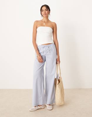 JDY - Hose in Hellblau mit Streifen und weitem Bein