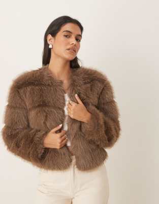 JDY - Jacke aus Kunstpelz in Hellbraun-Brown