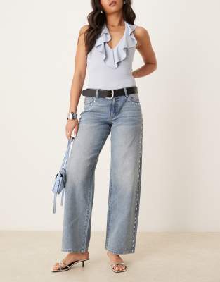 JDY - Jeans in hellblauer Waschung mit weitem Bein und Nietendetails